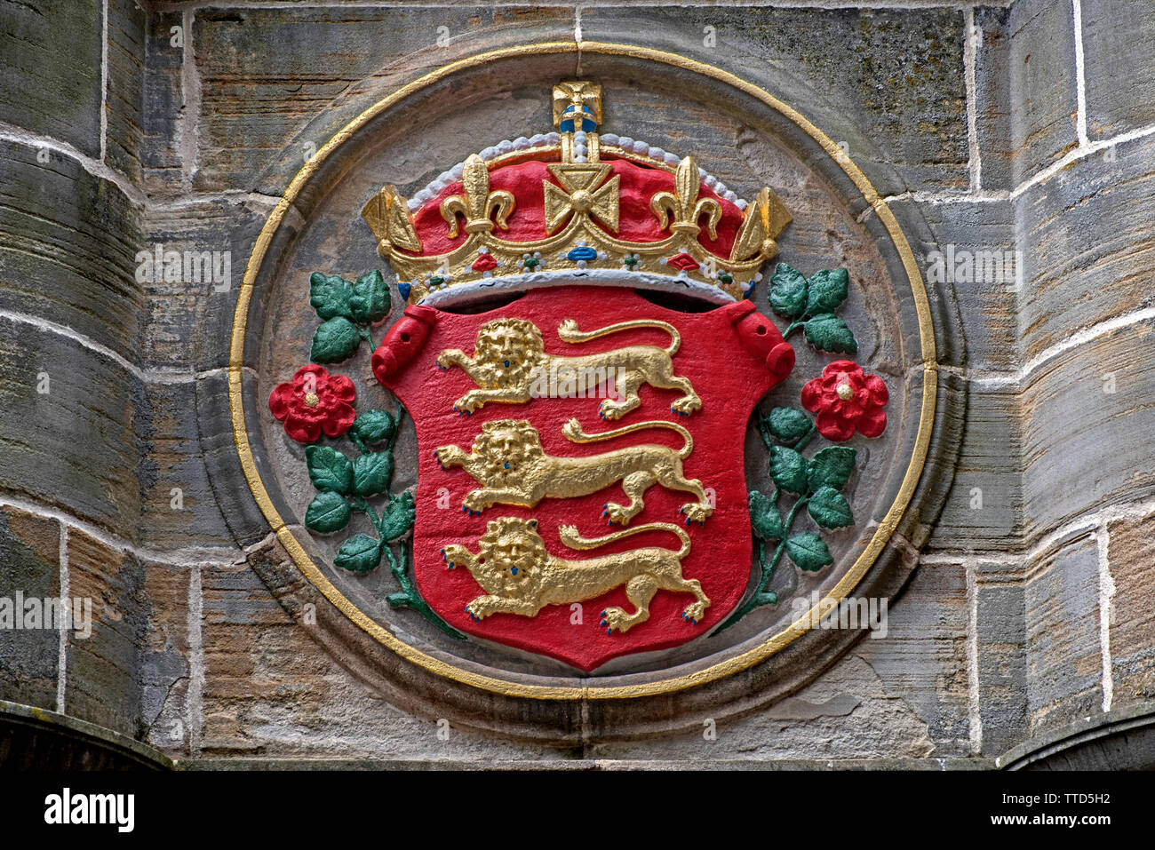 Les armoiries royales de l'Angleterre sur le Mercat Cross de Parliament Square à côté de la cathédrale St Giles dans la rue principale de la vieille ville d'Édimbourg. Banque D'Images