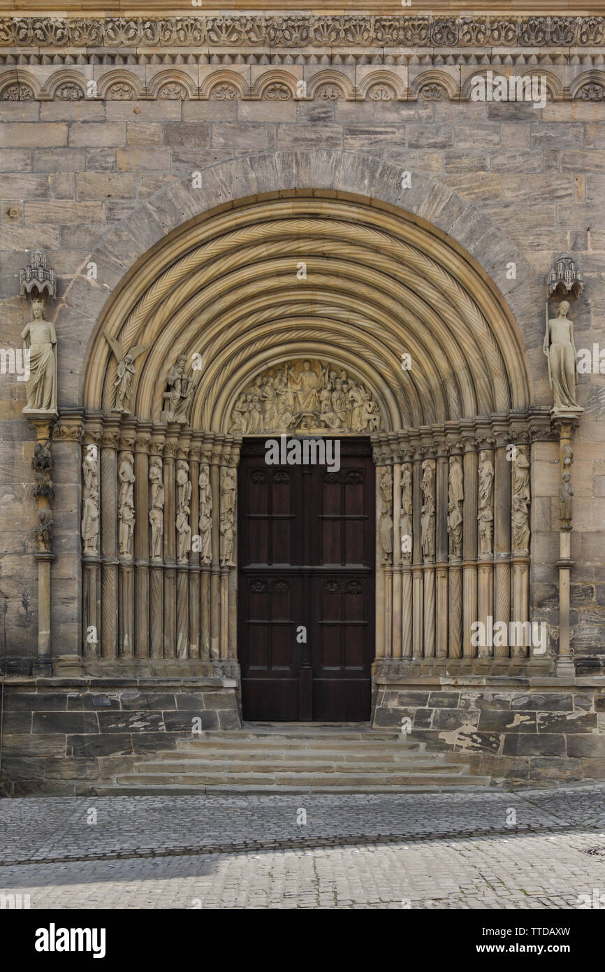 Statues gothiques d'Ecclesia et Synagoga sur le Fürstenportal (portail des Princes) de la Cathédrale de Bamberg (Bamberger Dom) à Bamberg, Haute-Franconie, Allemagne. Banque D'Images