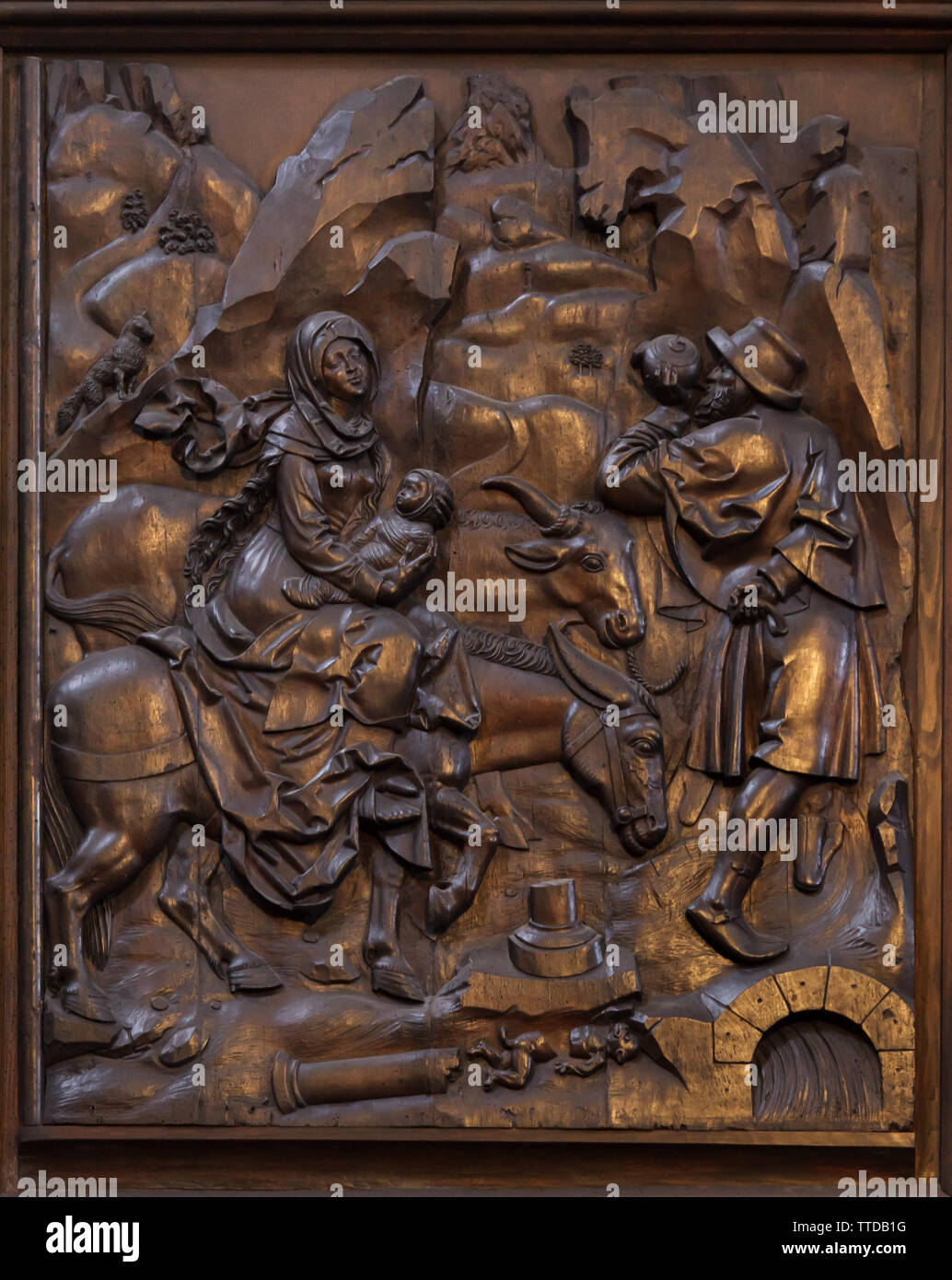 Fuite en Égypte représenté dans le tilleul d'allégement sculpté par le sculpteur allemand Veit Stoss (Veit Stoß) sur l'aile gauche de l'autel de la Nativité (Veit-Stoß-autel) dans la Cathédrale de Bamberg (Bamberger Dom) à Bamberg, Haute-Franconie, Allemagne. Banque D'Images