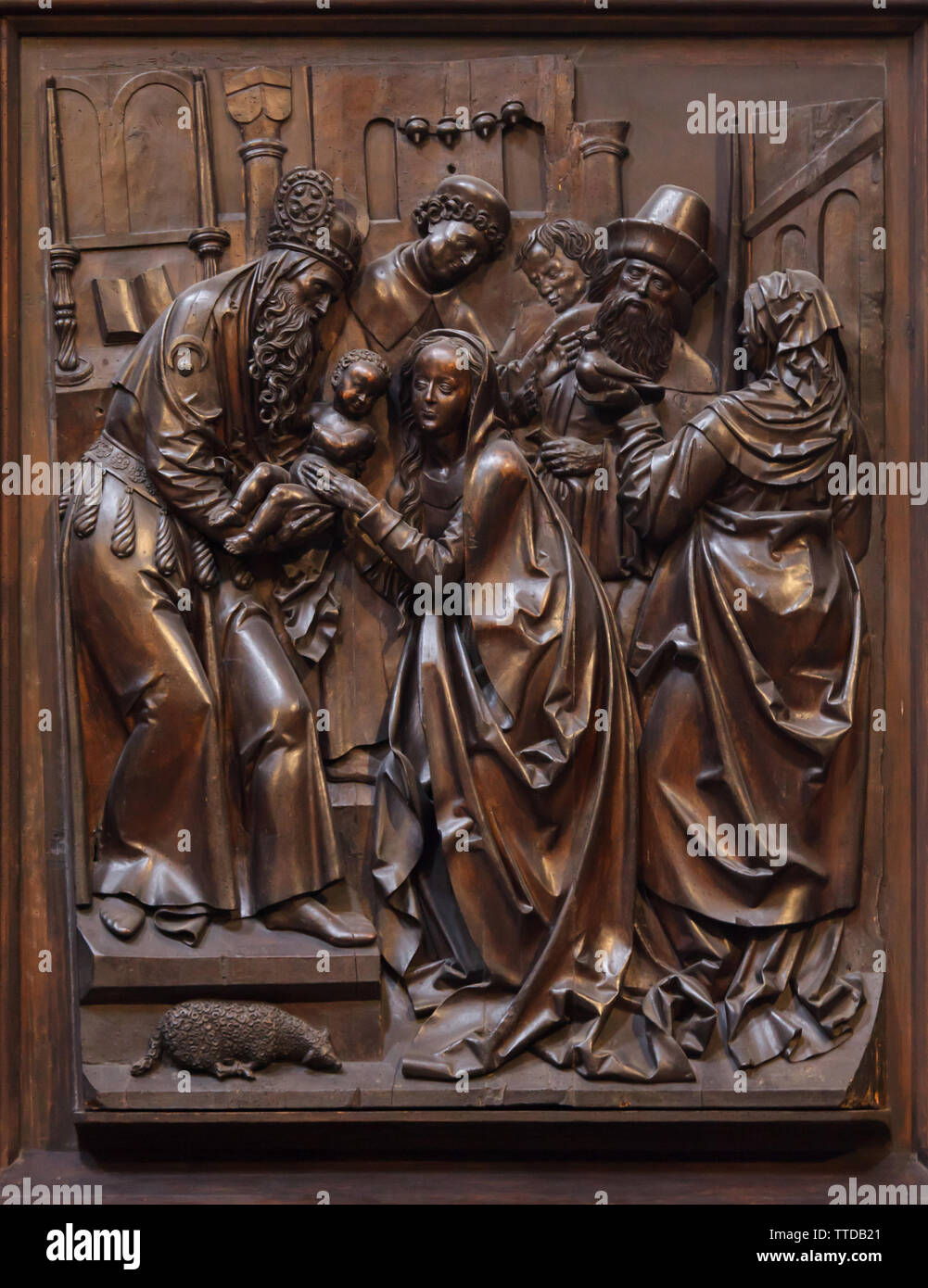 Présentation de Jésus au Temple représenté dans le tilleul d'allégement sculpté par le sculpteur allemand Veit Stoss (Veit Stoß) sur l'aile gauche de l'autel de la Nativité (Veit-Stoß-autel) dans la Cathédrale de Bamberg (Bamberger Dom) à Bamberg, Haute-Franconie, Allemagne. Banque D'Images