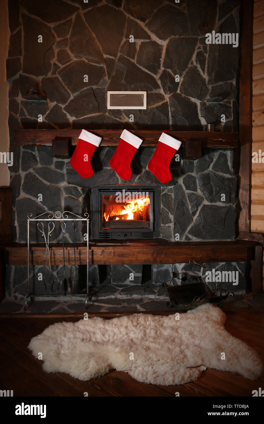Des bas de Noël suspendues sur la cheminée à minuit la veille de Noël Photo  Stock - Alamy