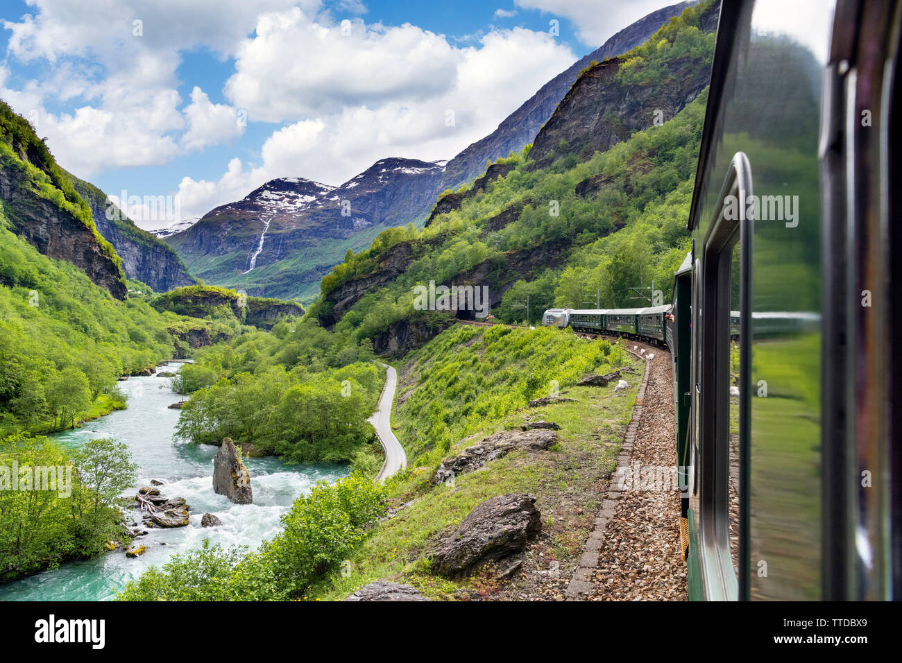 Vue depuis le Flam Railway (Flåmsbana), un train touristique qui s'étend entre Flåm et Myrdal, Aurland, Sogn og Fjordane, Norvège Banque D'Images
