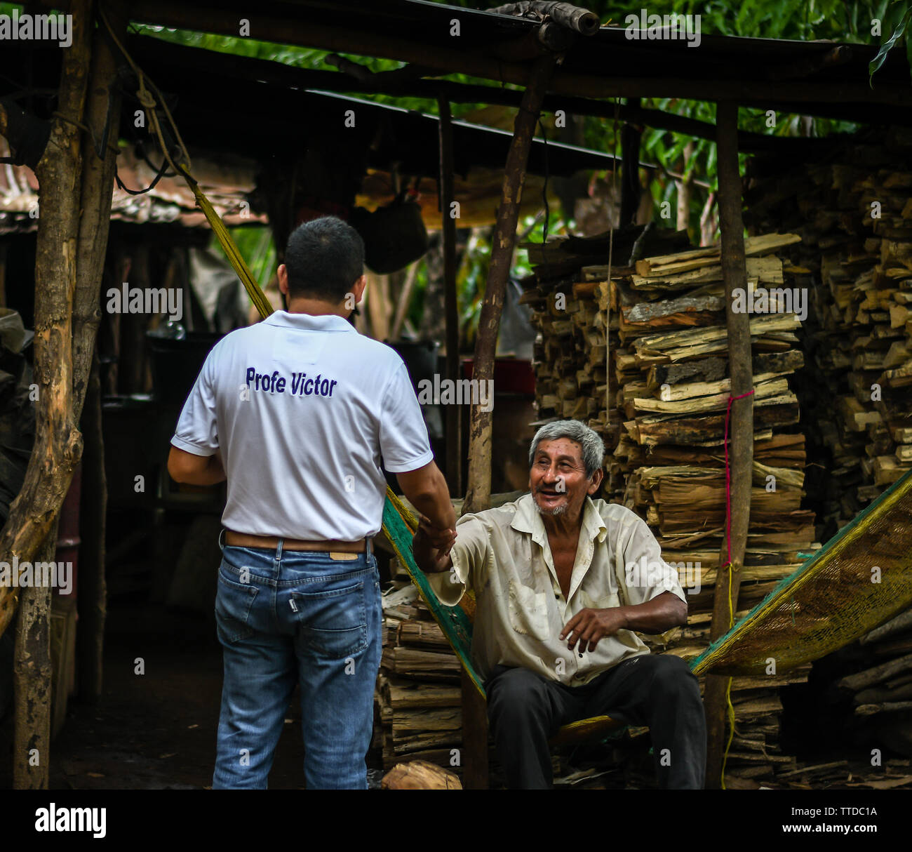 Deux hommes parlant d'Amérique latine en milieu rural village guatémaltèque Banque D'Images