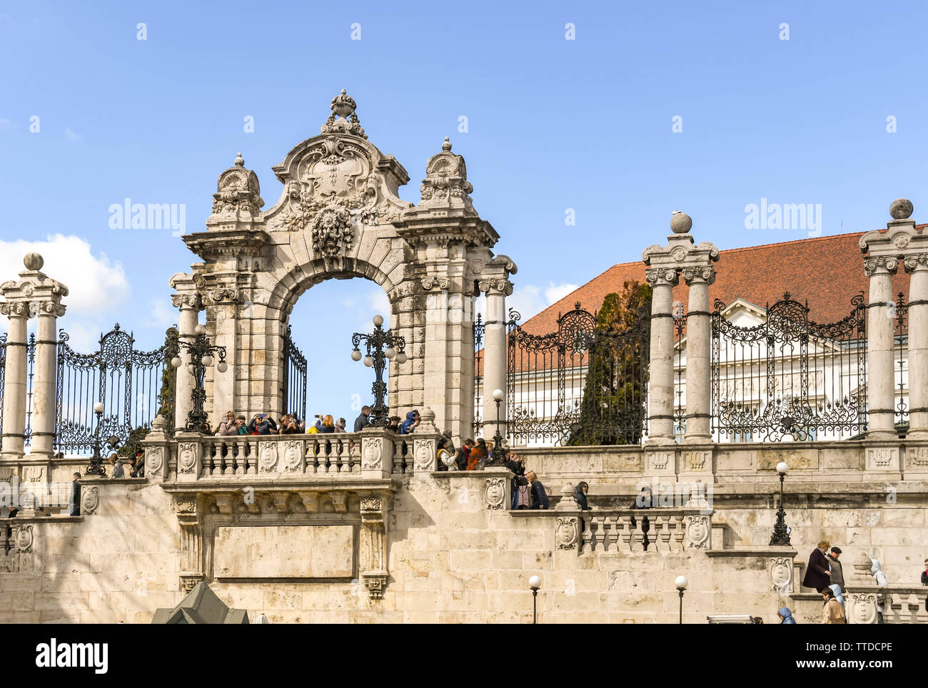 BUDAPEST, HONGRIE - Mars 2018 : porte en pierre décorés dans le parc de château de Budapest. Les gens sont debout sur le balcon en face de la porte. Banque D'Images