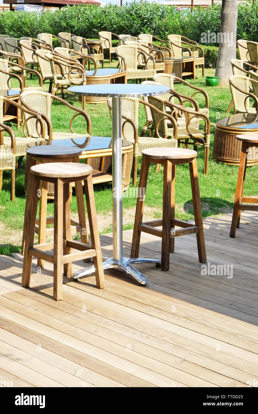 En bois confortables sièges de cafe en turc park Banque D'Images