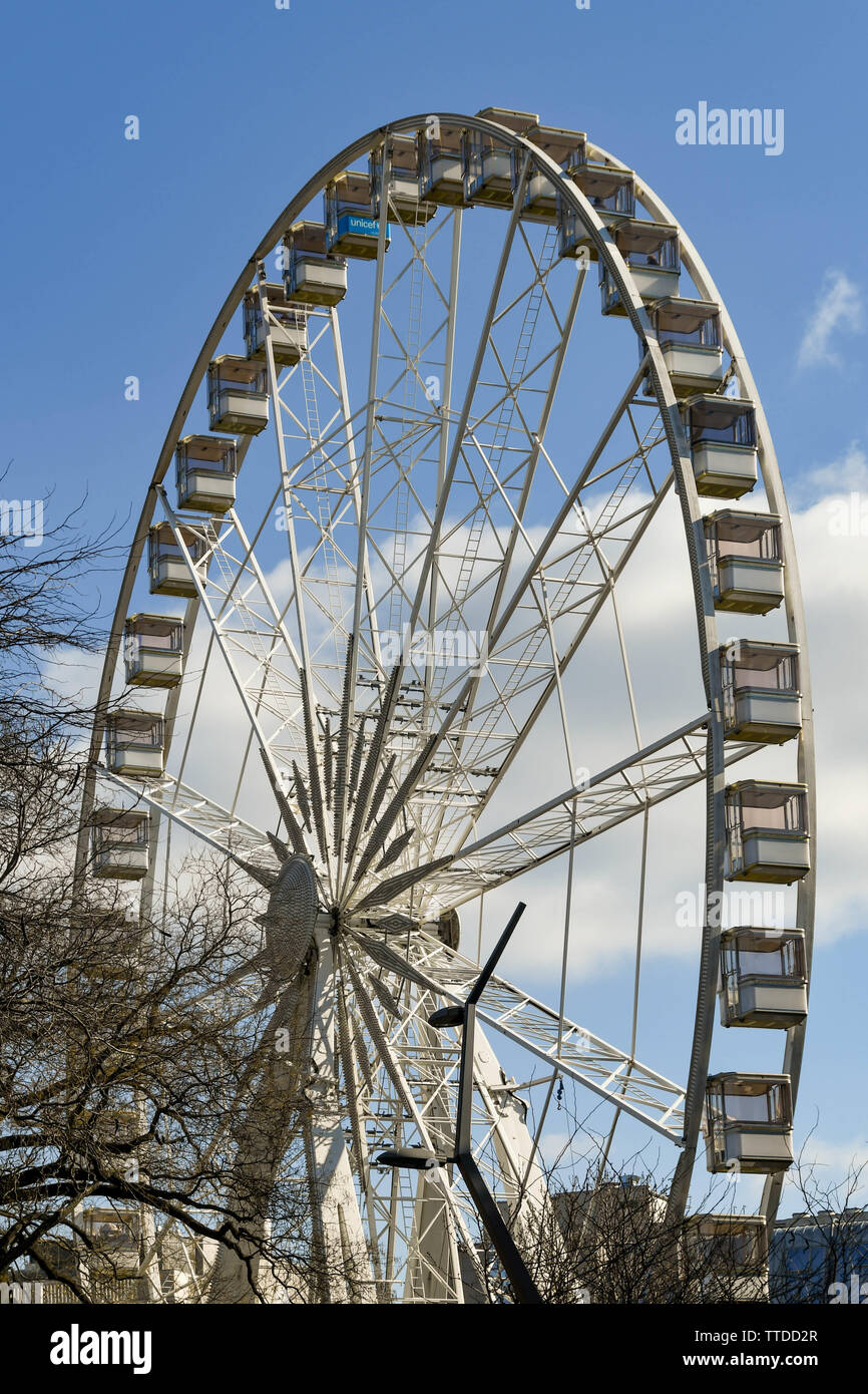 BUDAPEST, HONGRIE - Mars 2018 : l'Œil de Budapest est une grande roue donnant des promenades dans le centre-ville Banque D'Images