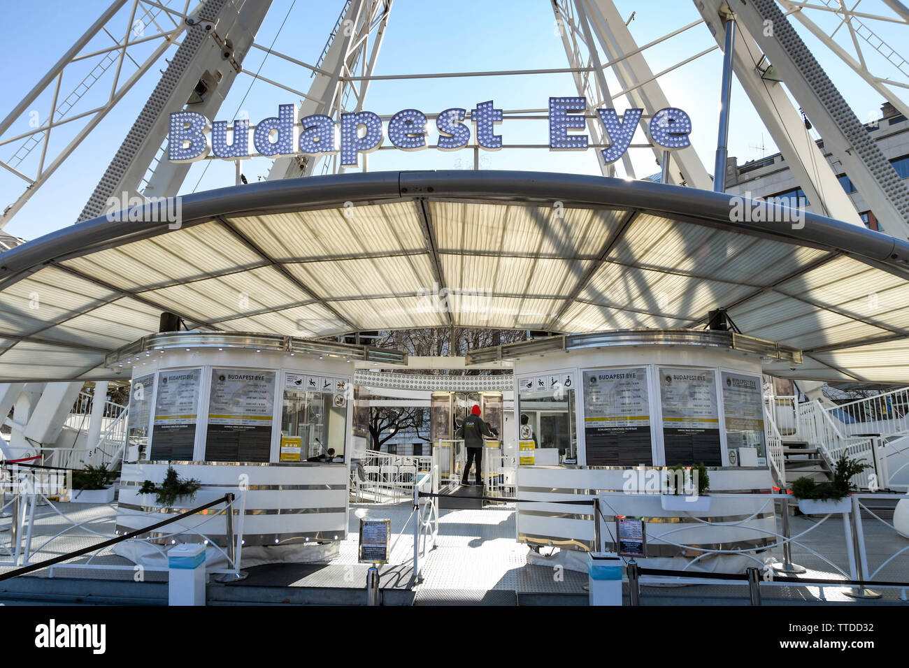 BUDAPEST, HONGRIE - Mars 2018 : l'entrée et le bureau de vente des billets pour l'Oeil de Budapest, qui est une grande roue donnant des promenades dans le centre-ville Banque D'Images