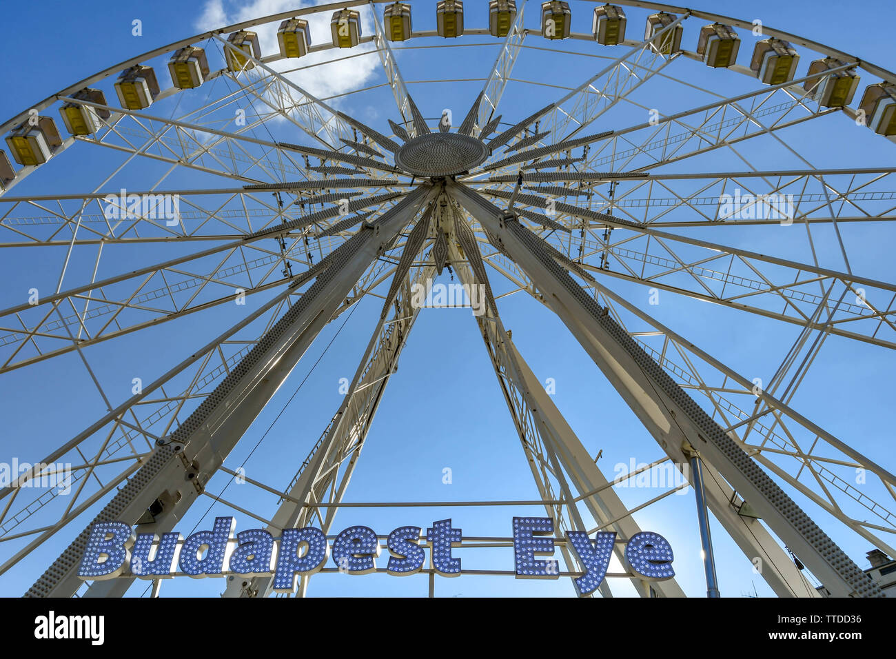 BUDAPEST, HONGRIE - Mars 2018 : signe pour l'Oeil de Budapest, qui est une grande roue donnant des promenades dans le centre-ville Banque D'Images