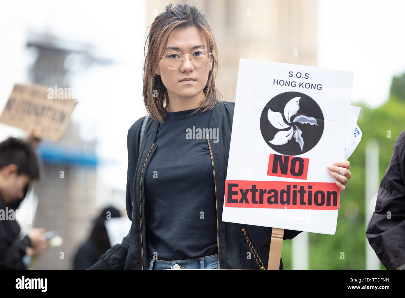 Londres, Royaume-Uni. 16 juin 2019. Autour de 1000 manifestants protester contre la loi sur l'extradition par le Gouvernement de Hong Kong et de son chef, Carrie Lam sur la place du Parlement, Londres, UK exigeant l'aide britannique dans la protection de la liberté. La loi permettrait le transfert de personnes soupçonnées de crimes, y compris l'opposition politique, d'être transférée à la Chine. Crédit : Joe Keurig / Alamy Banque D'Images