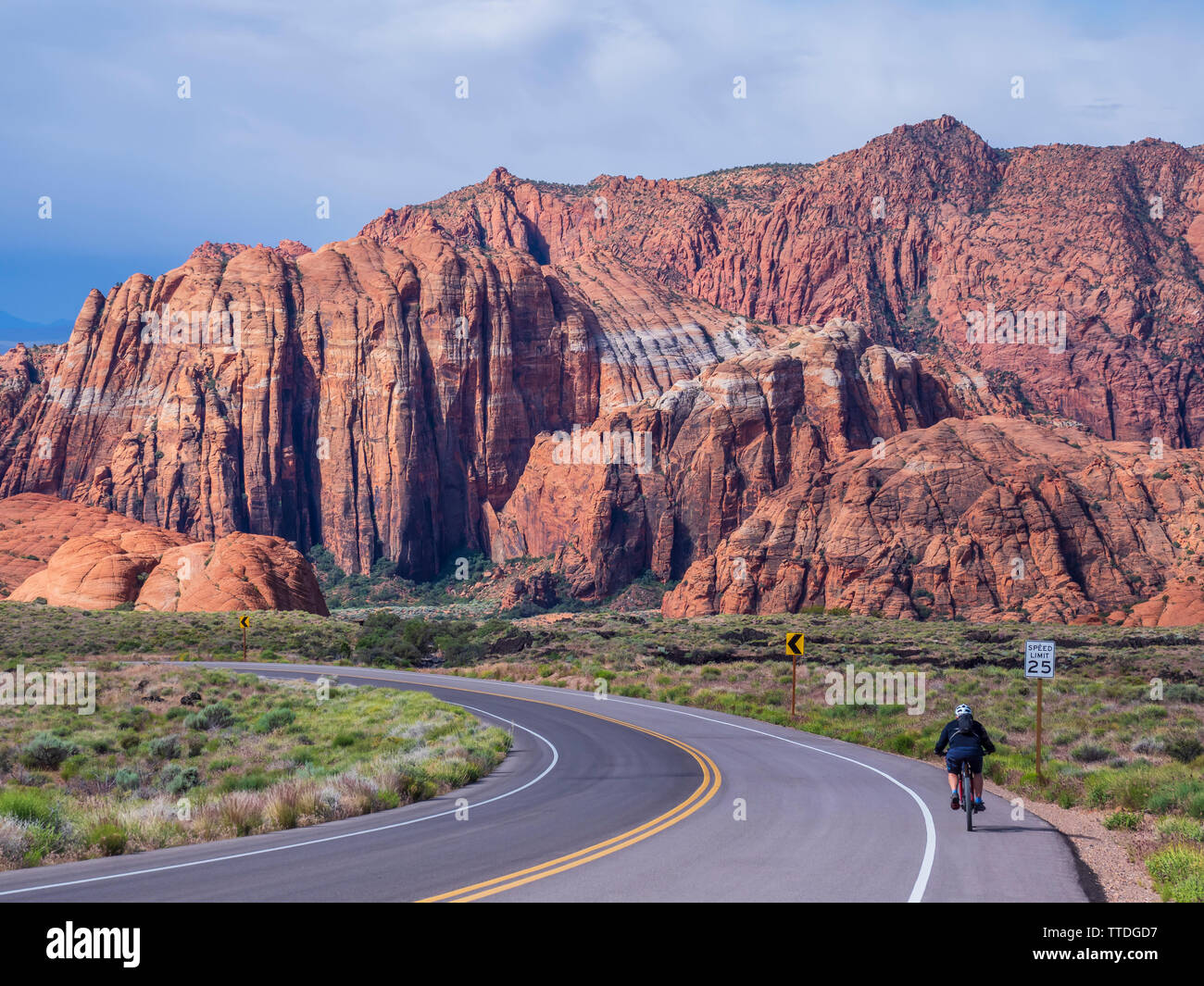 Les cyclistes sur la route dans le canyon, Snow Canyon State Park, Saint George, Utah. Banque D'Images