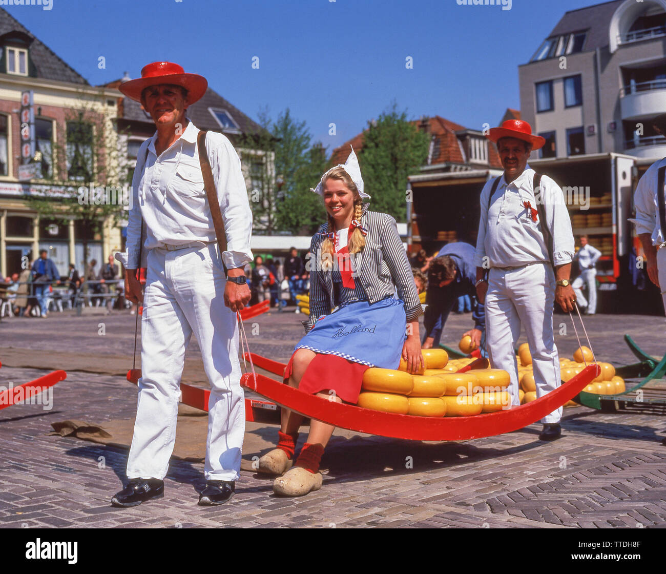 Fromage-porters les roues porteuses de Gouda fromage sur le marché au fromage à Alkmaar traîneau, Alkmaar, Pays-Bas (Amsterdam), royaume des Pays-Bas Banque D'Images