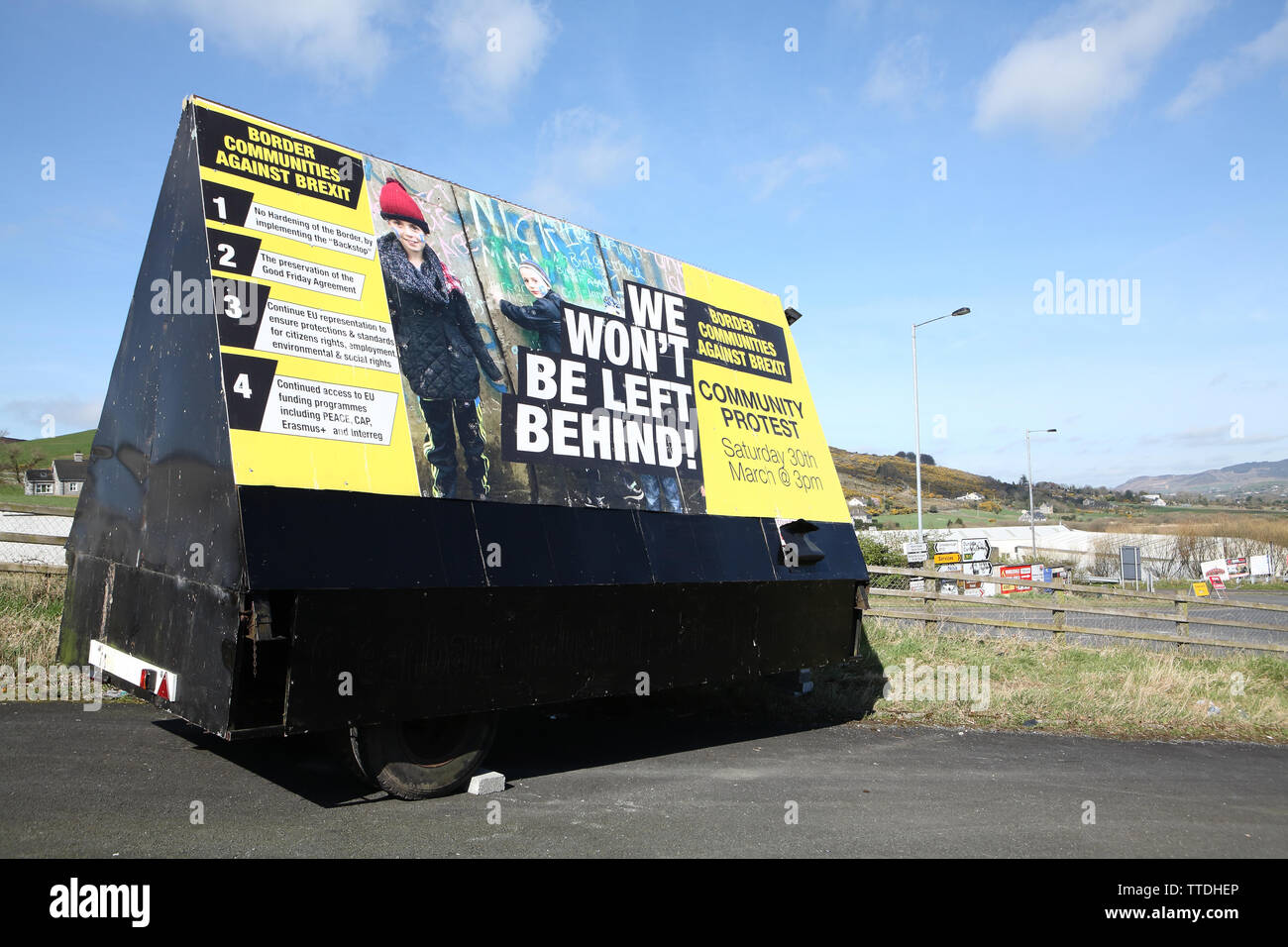 Nous ne pourrons pas être laissé derrière, villes et villages irlandais le long de la frontière irlandaise la préparation de manifestations communautaires le 30 mars 2019. Banque D'Images