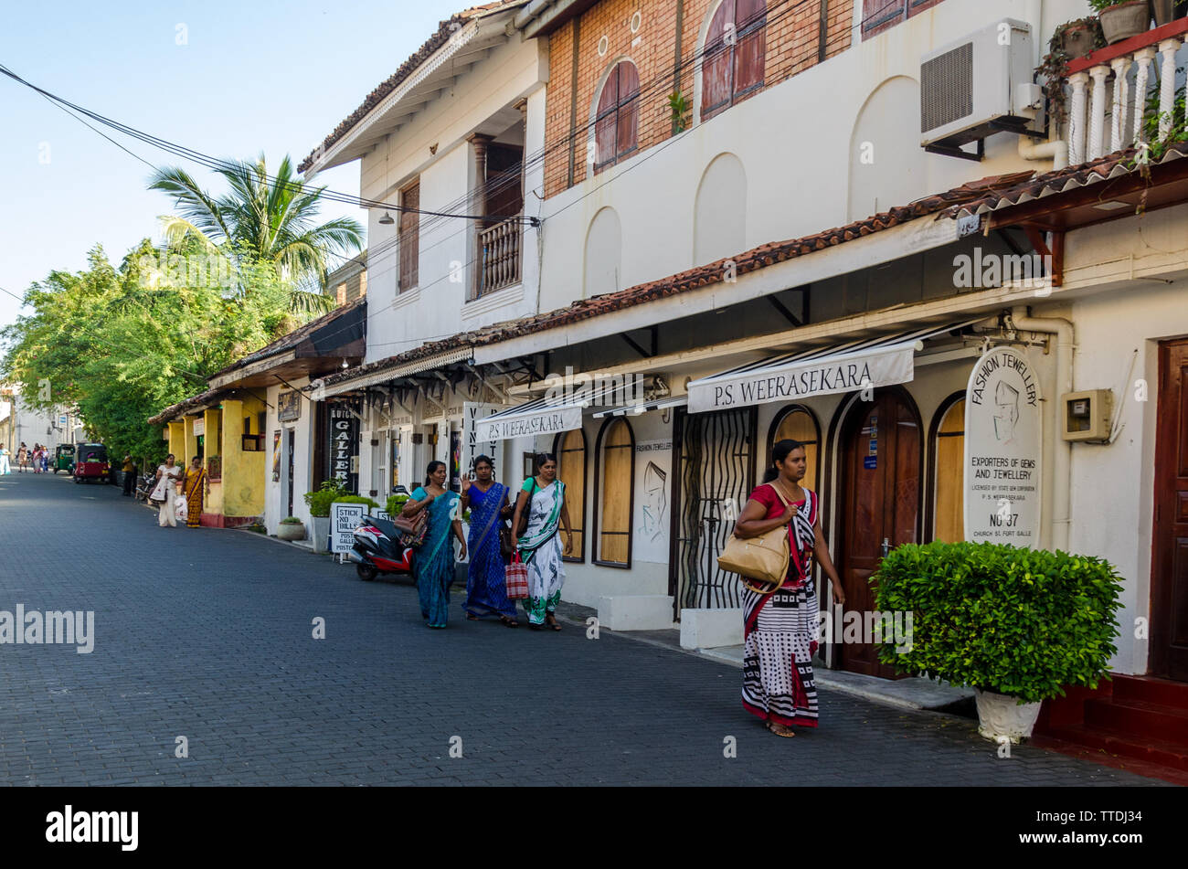 Femmes marchant dans les rues de Galle Fort, Galle, Sri Lanka Banque D'Images