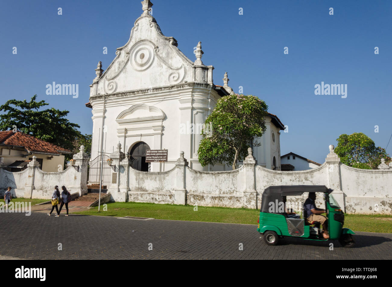 Un tuk Tul durs en face de l'Église hollandaise réformée dans Galle Fort, Galle, Sri Lanka Banque D'Images