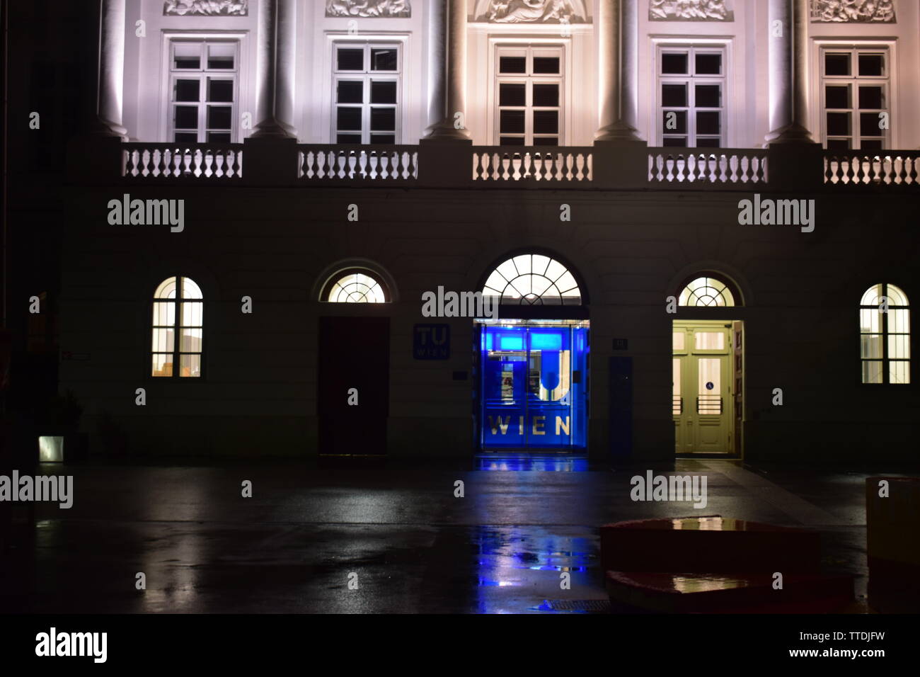 Vue de l'entrée de l'Université Technique de Vienne à rainy night Banque D'Images