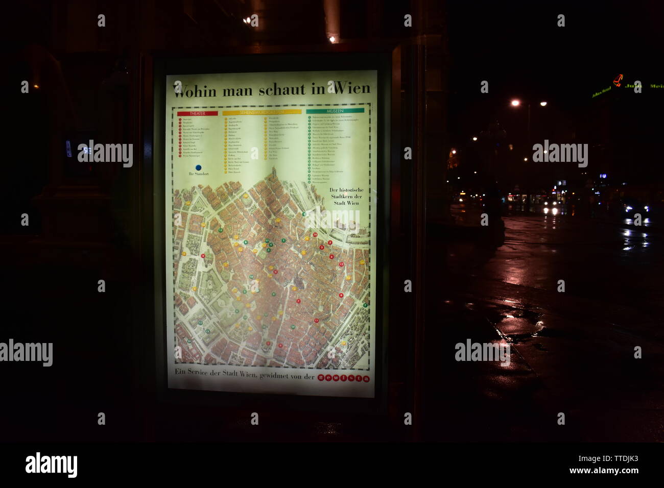 Photo de visite publique de la ville de Vienne au cours d'une nuit pluvieuse Banque D'Images