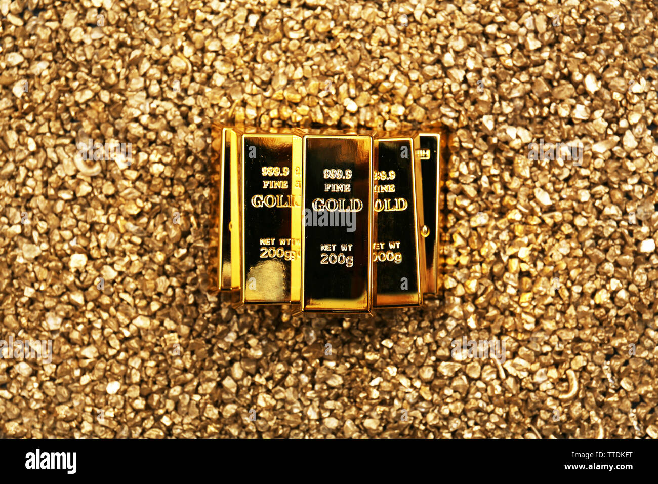 Barres d'or sur les grains de pépite background, close-up, vue du dessus Banque D'Images
