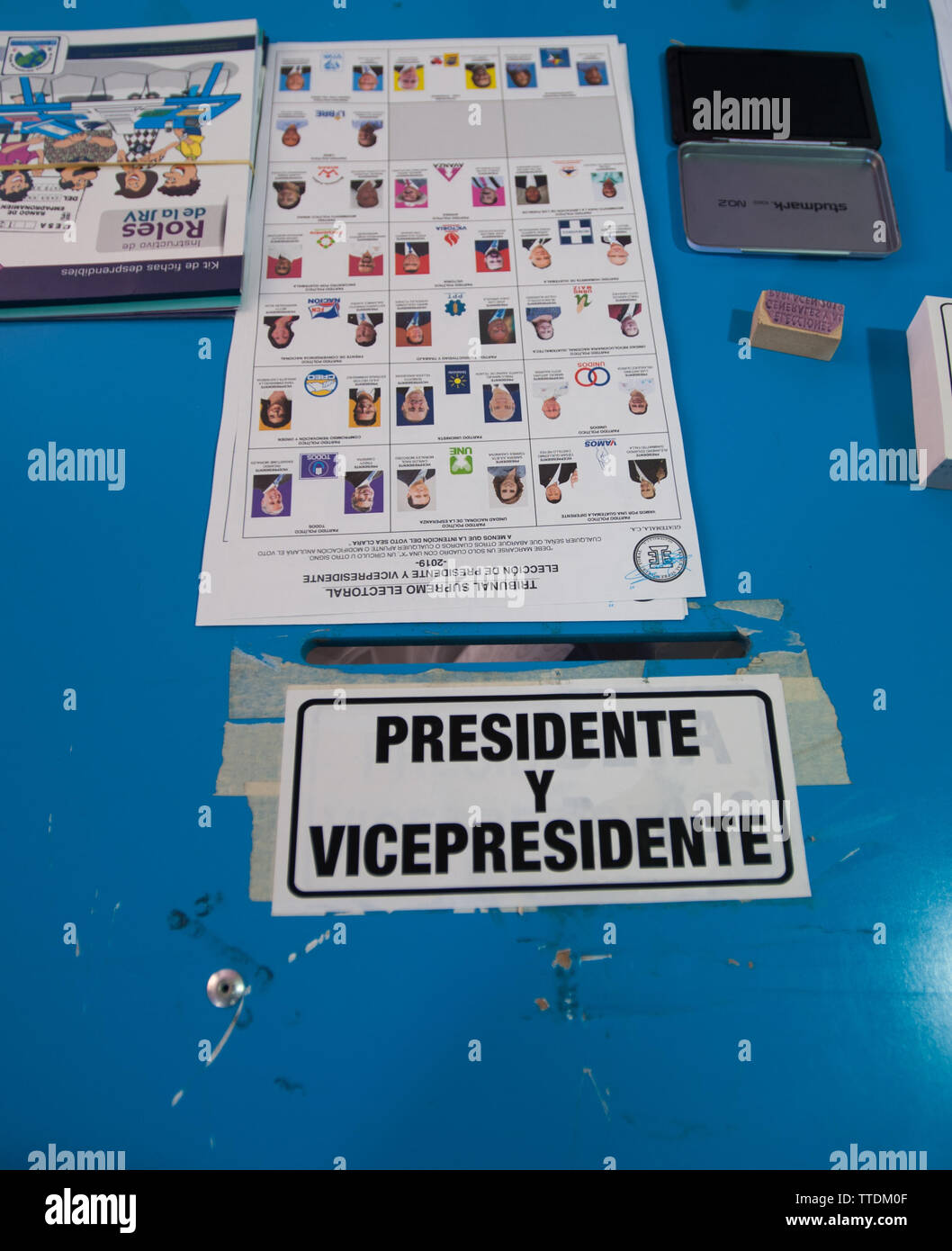 Les urnes sont prêts à un bureau de vote lors du premier tour de l'élection présidentielle de Quetzaltenango au Guatemala le 16 juin 2019. Banque D'Images