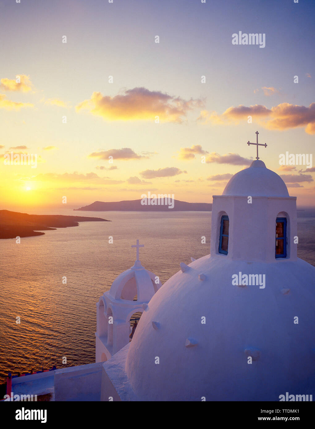 Dôme de l'église au coucher du soleil, Fira, Santorini, Cyclades, Mer Égée, Grèce Région Sud Banque D'Images