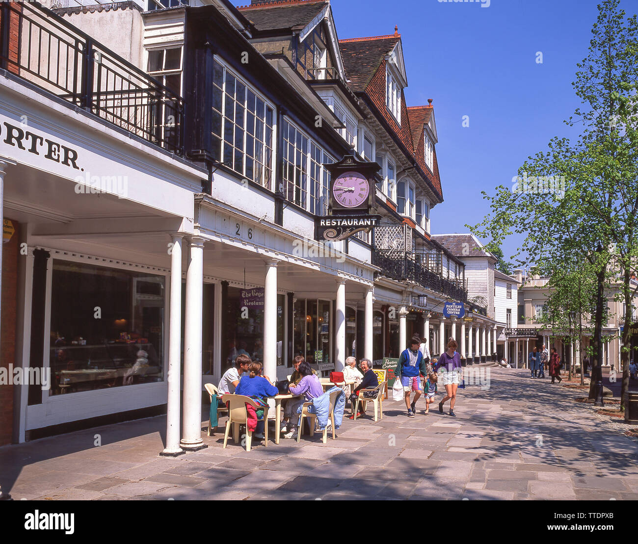 Boutiques et restaurants, les Pantiles, Royal Tunbridge Wells, Kent, Angleterre, Royaume-Uni Banque D'Images