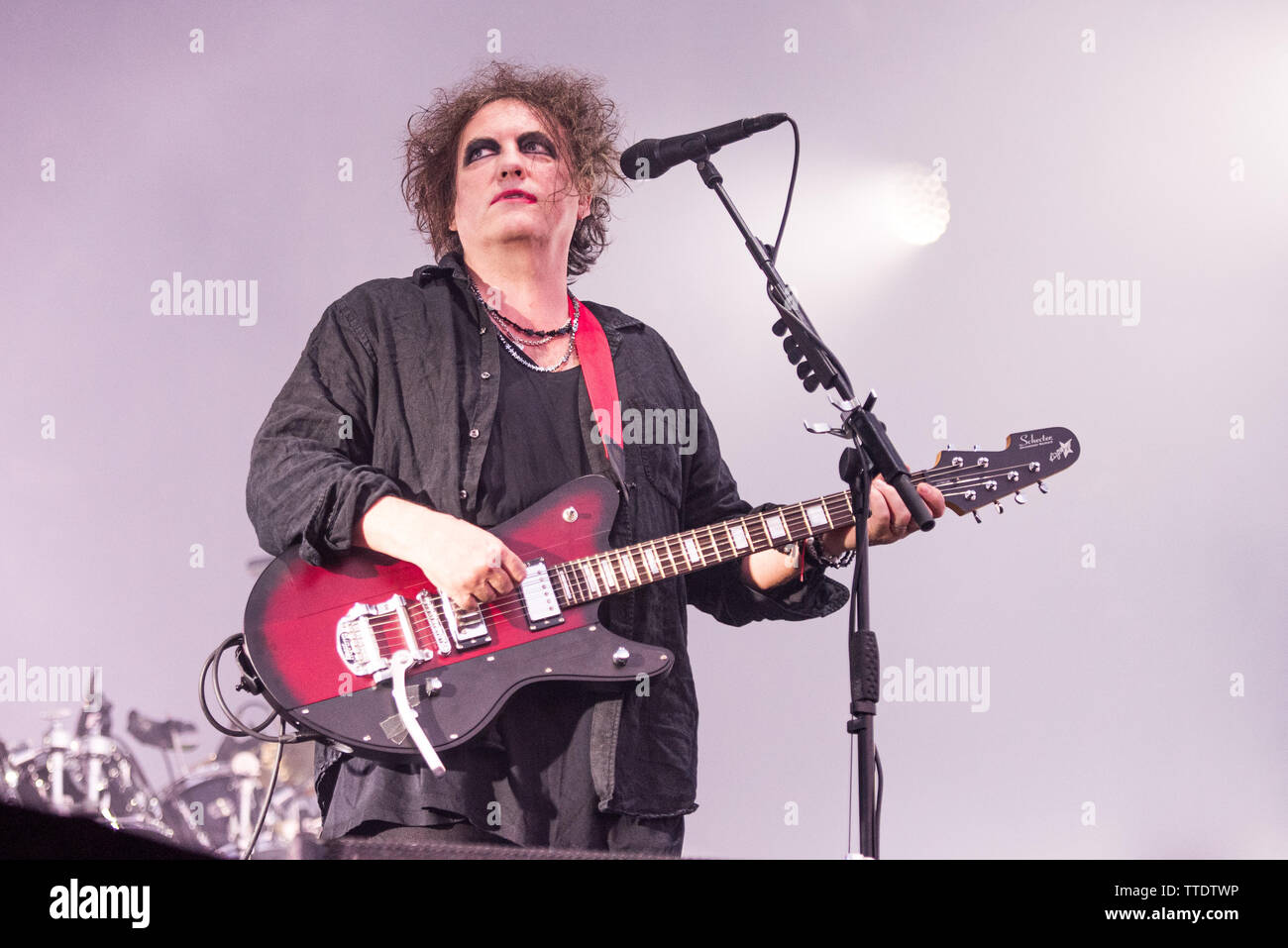 Robert Smith, le chanteur du groupe post-punk anglais The Cure, en live sur la scène du Festival 2019 Roches Firenze Banque D'Images
