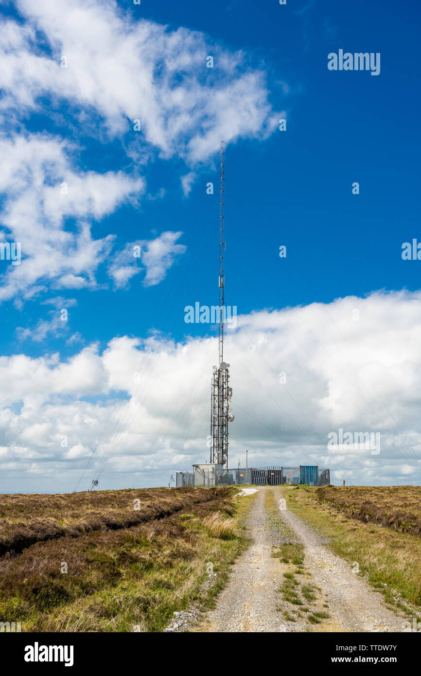 Suivez le sommet de Wolftrap Mountain dans les montagnes Slieve Bloom (collines) d'Irlande centrale, County Offaly, Irlande, avec des mâts de téléphonie mobile Banque D'Images
