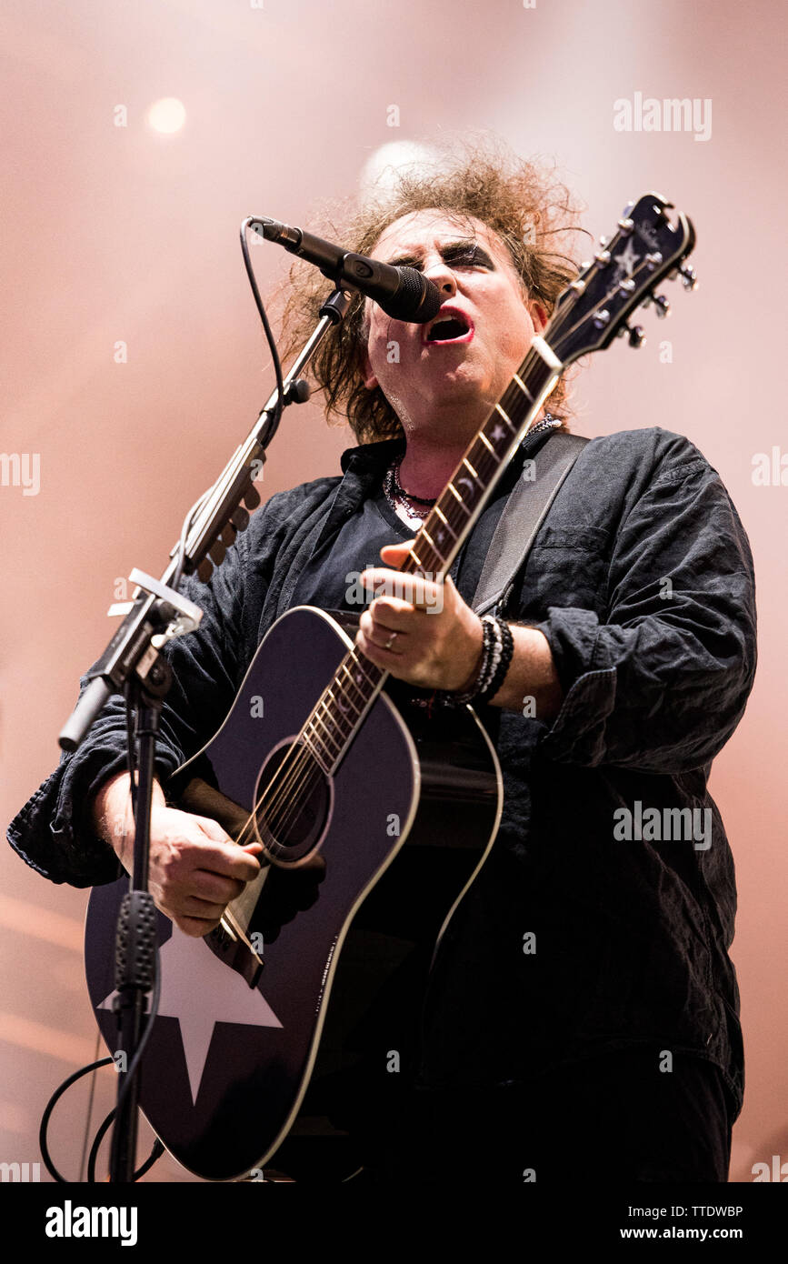Robert Smith, le chanteur du groupe post-punk anglais The Cure, en live sur la scène du Festival 2019 Roches Firenze Banque D'Images