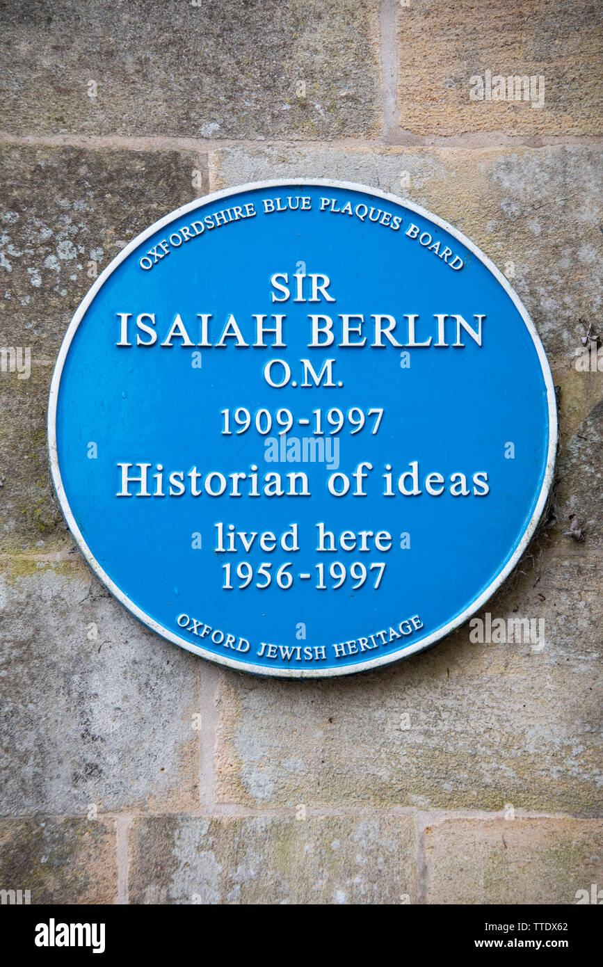 Blue Plaque à l'extérieur de l'ancienne maison du philosophe Sir Isaiah Berlin, Headington, Oxford Banque D'Images