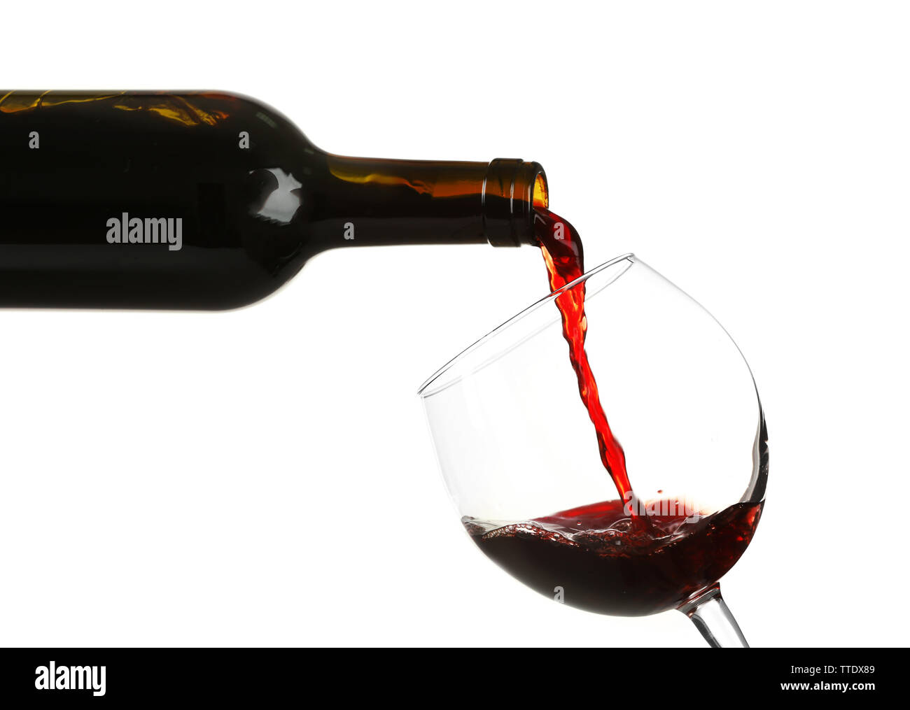 Verser le vin rouge dans le verre, isolated on white Banque D'Images