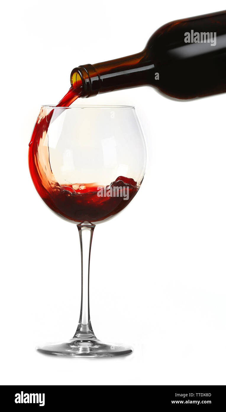 Verser le vin rouge dans le verre, isolated on white Banque D'Images