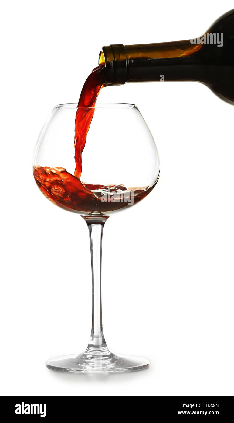 Verser le vin rouge dans le verre, isolated on white Banque D'Images