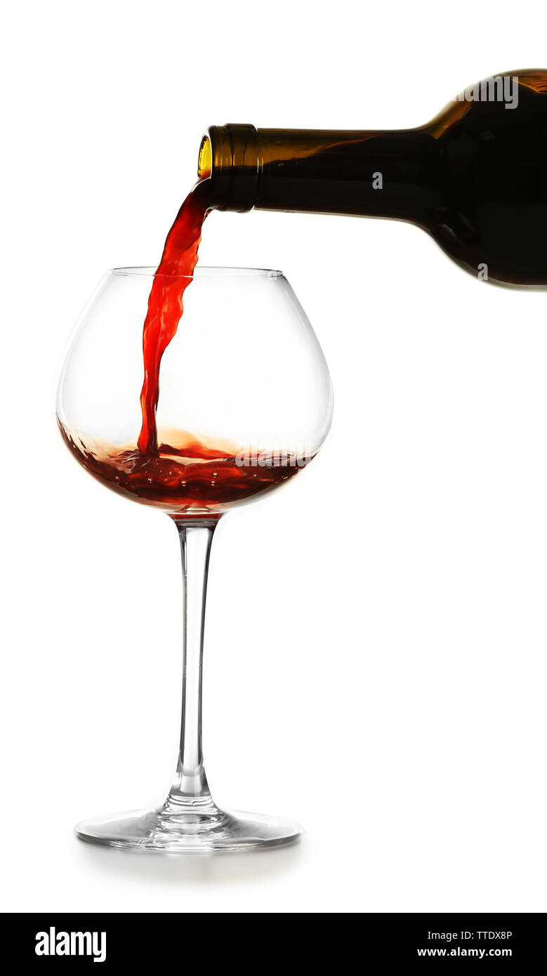 Verser le vin rouge dans le verre, isolated on white Banque D'Images