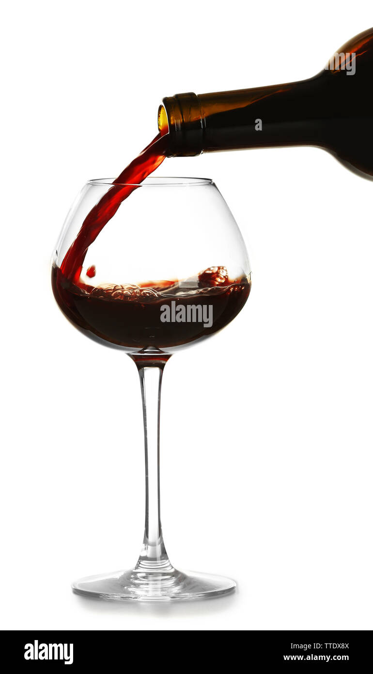 Verser le vin rouge dans le verre, isolated on white Banque D'Images