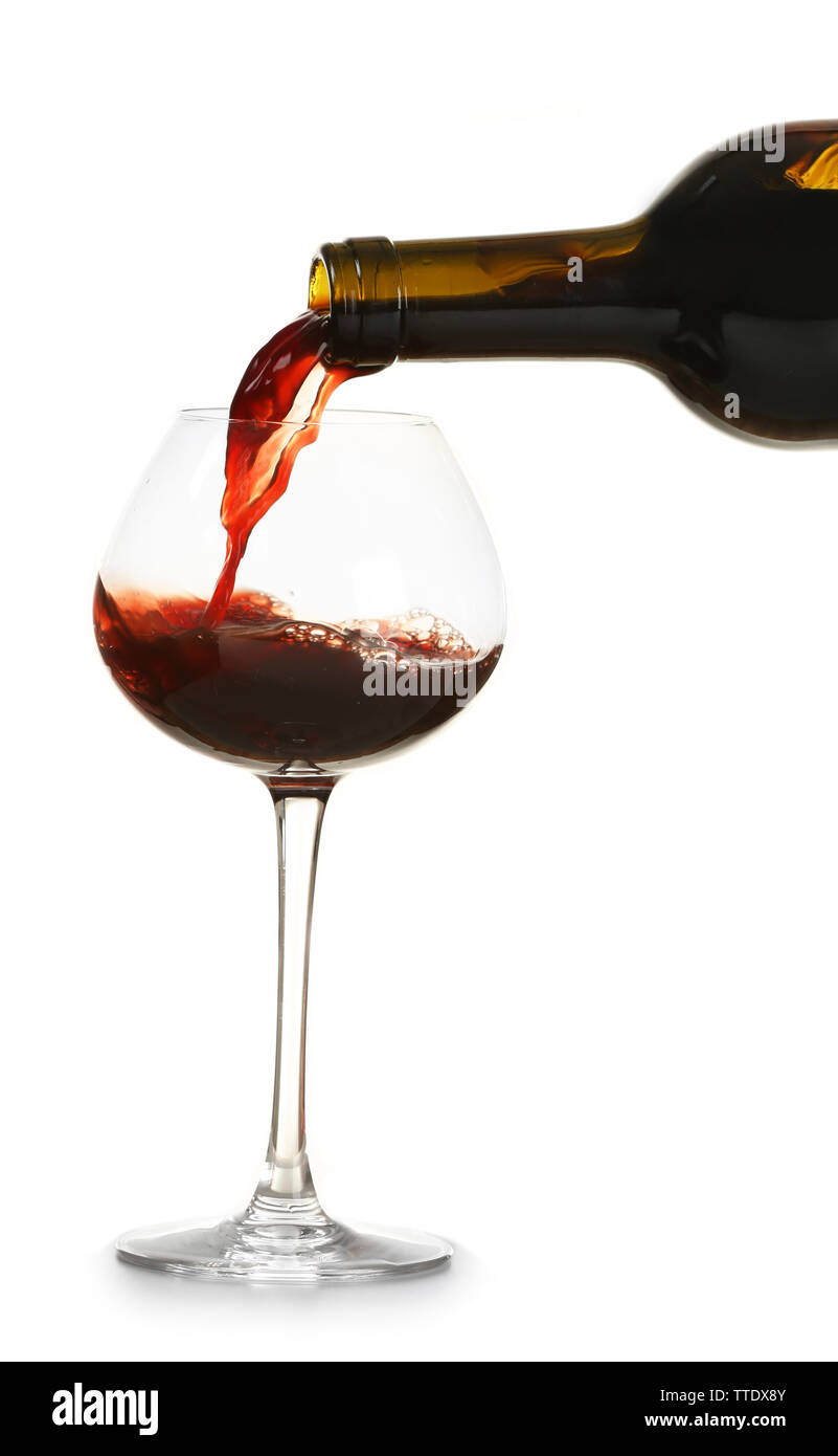 Verser le vin rouge dans le verre, isolated on white Banque D'Images