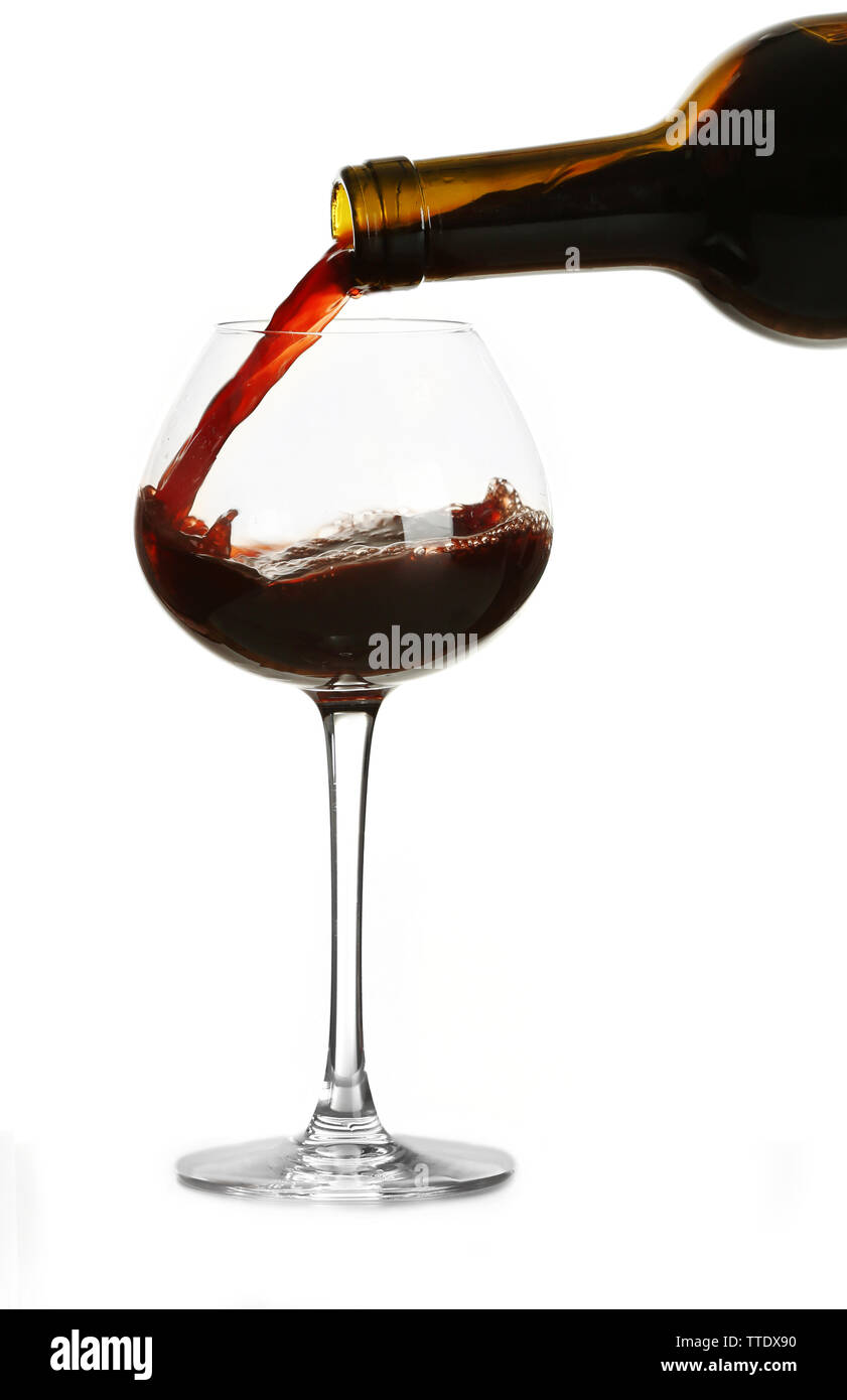 Verser le vin rouge dans le verre, isolated on white Banque D'Images