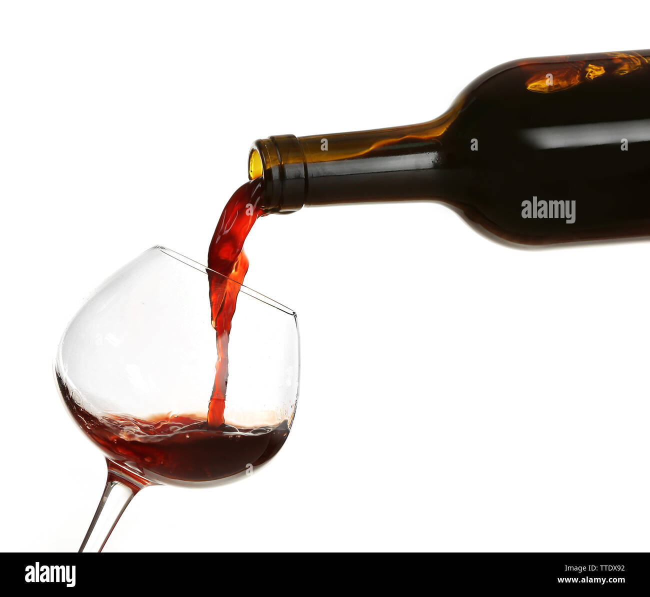 Verser le vin rouge dans le verre, isolated on white Banque D'Images