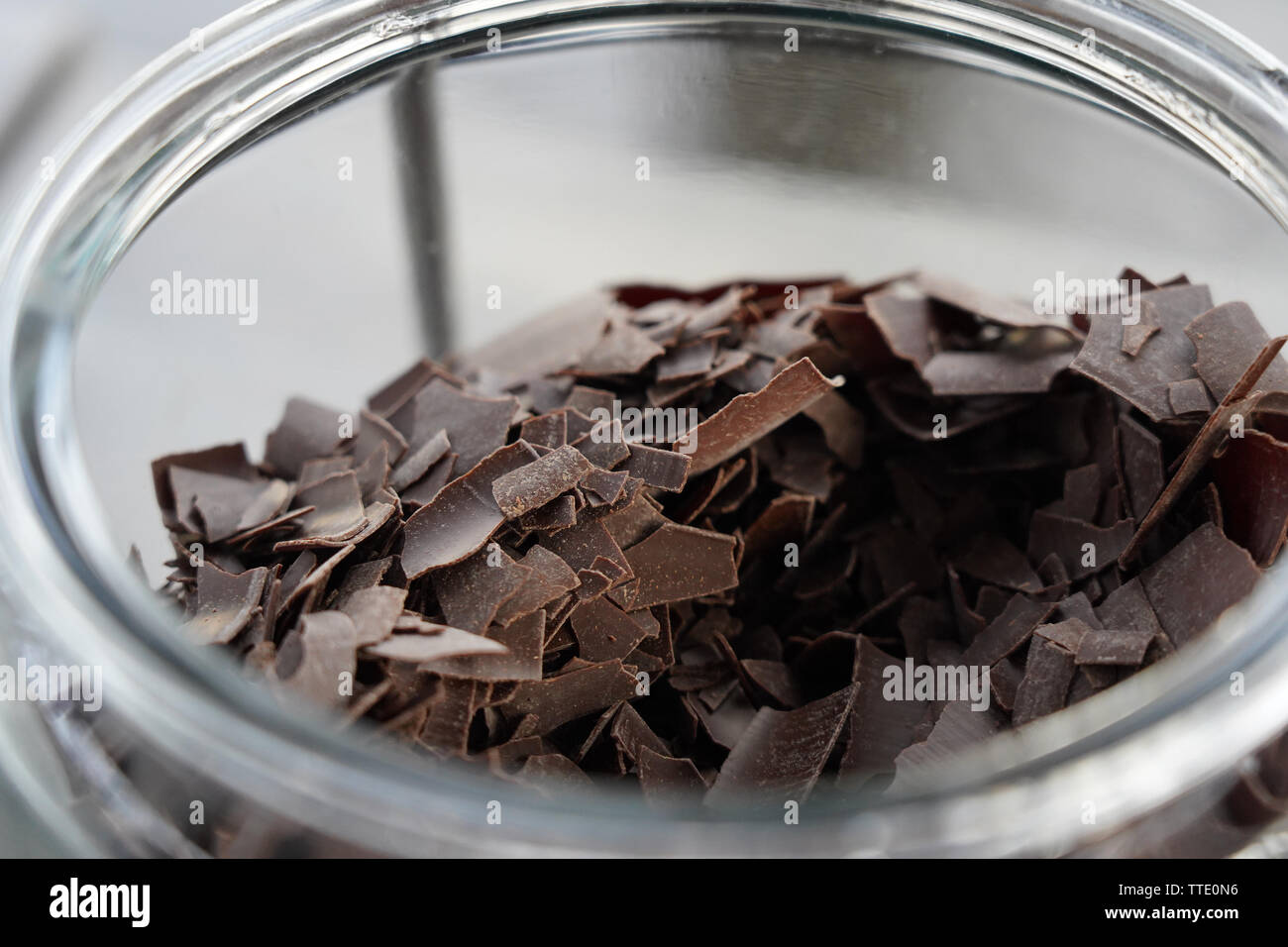 Gros plan des copeaux de chocolat à l'intérieur d'un récipient en verre Banque D'Images