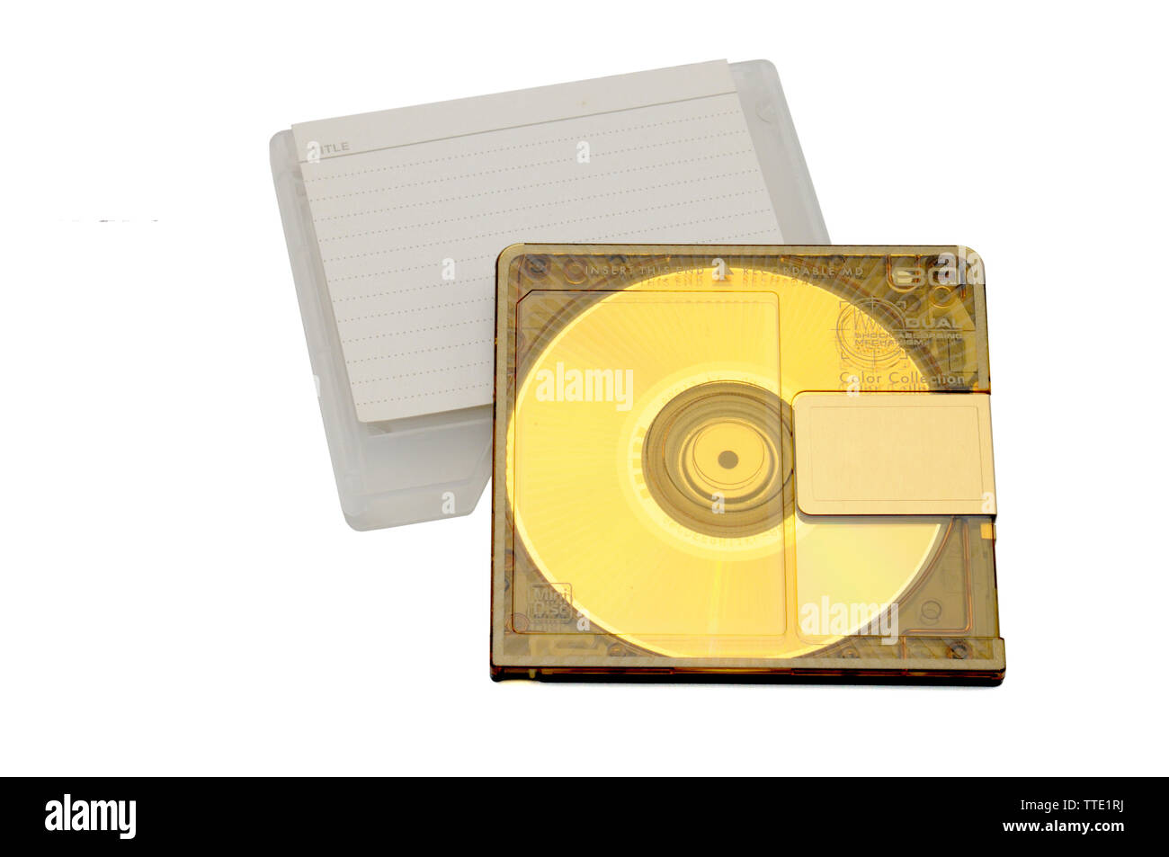 Mini Disc Rewritable Compact- MD pour l'enregistrement numérique publié dans les années 90 sur un fond blanc. Banque D'Images