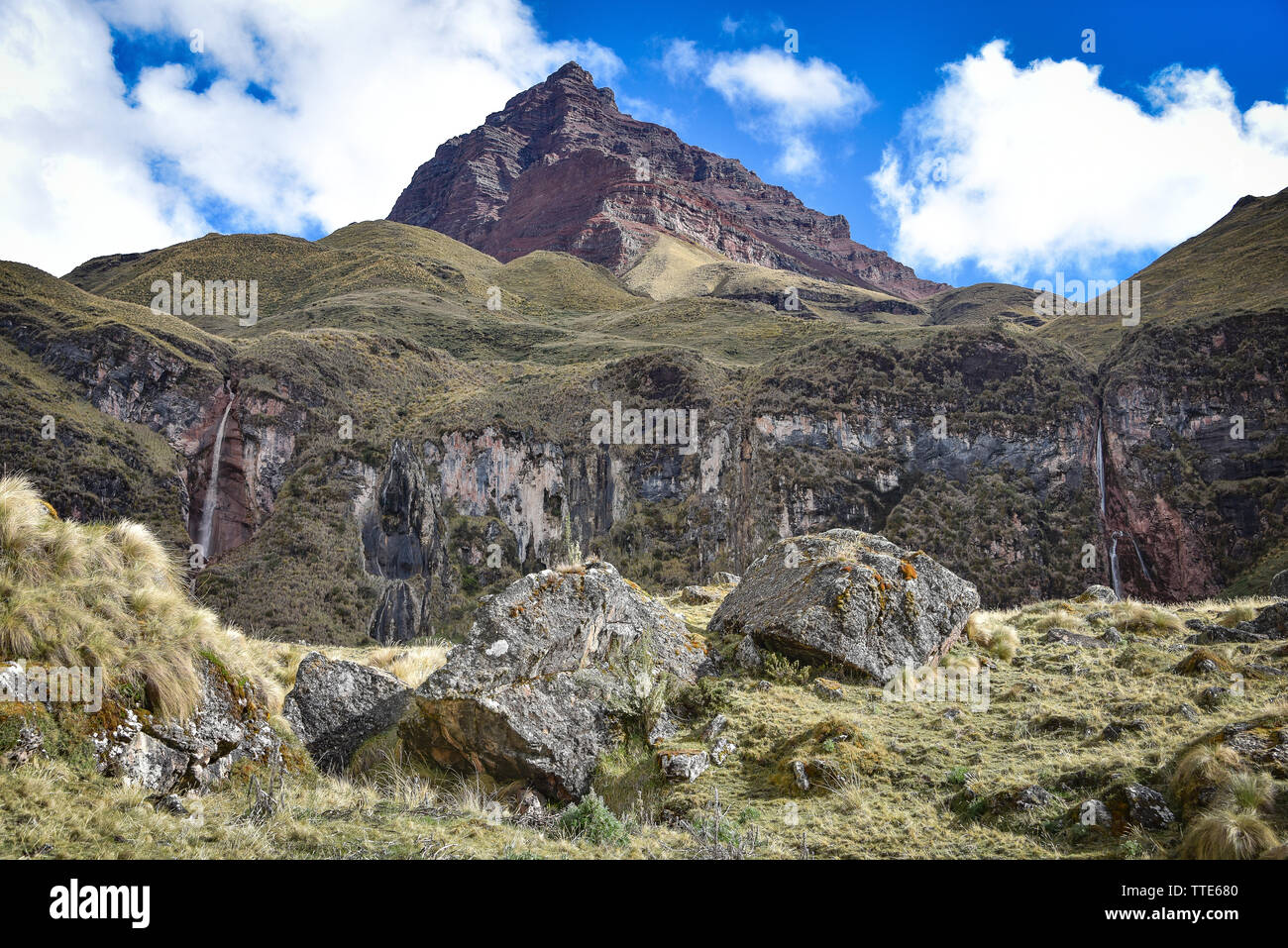 Andes spectaculaire des paysages de montagne dans la vallée de l'Quesqa. Ancascocha, Cusco, Pérou Banque D'Images