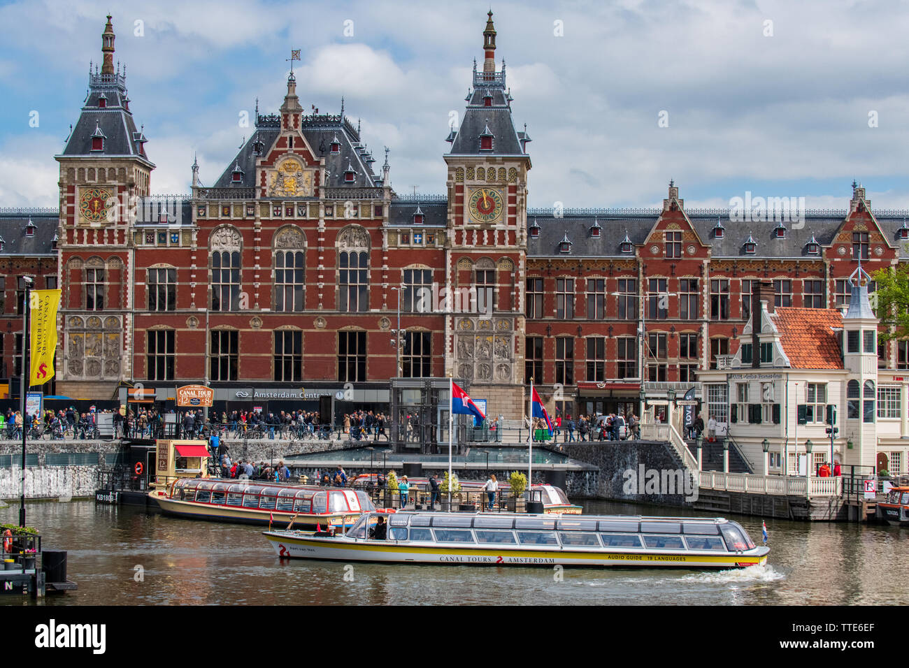 / Centrale d'Amsterdam Amsterdam Centraal - gare principale / gare à Amsterdam Pays-Bas - Banque D'Images