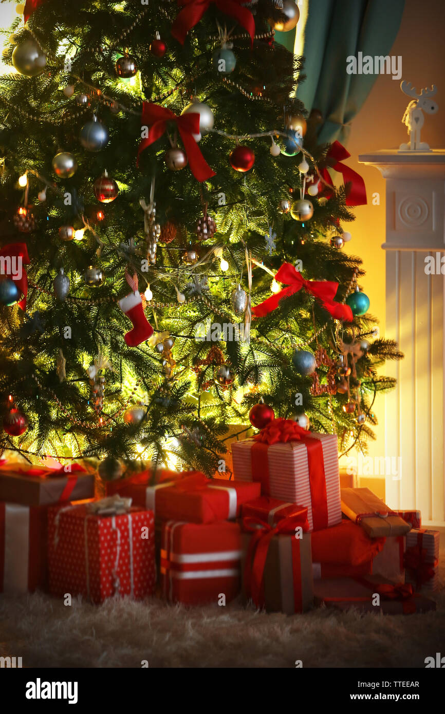 Arbre de Noël avec présente près de la cheminée Banque D'Images