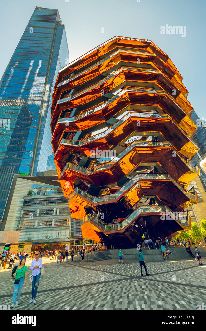 New York/USA - Mai 27, 2019 Bateau(TKA). Escaliers, cadres en tôle peinte, nouveau Monument à Hudson Yards, NYC Banque D'Images