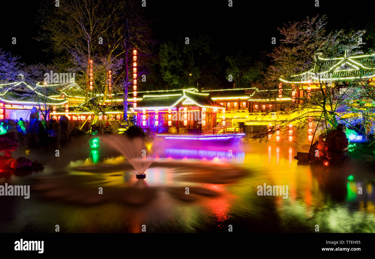 WUHAN HUBEI/-CHINE - 01 AVRIL 2019 -- Le paysage de nuit à Wuhan East Lake Sakura Garden. Ce temps est le sakura blossom saison. Pour un voyage autour de W Banque D'Images