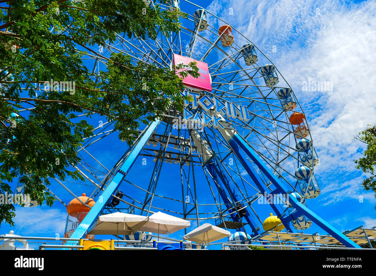 Hua Hin, Thaïlande, 4e, octobre 2016. La grande roue colorée à Santorin Park, un intéressant thème grec parcs nationaux et parcs d'attractions en Thaïlande. Banque D'Images