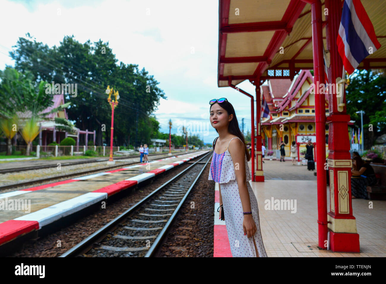 Hua Hin, Thaïlande, 4e, octobre 2016. Une fille en robe est attendant le train à la gare de Hua Hin, c'est une gare située à Hua Hi Banque D'Images
