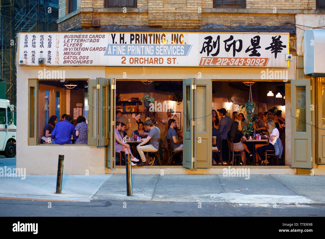 Kiki's, 130 Division Street, New York, NY. Façade extérieure d'un restaurant dans le quartier chinois et le Lower East Side de Manhattan Banque D'Images