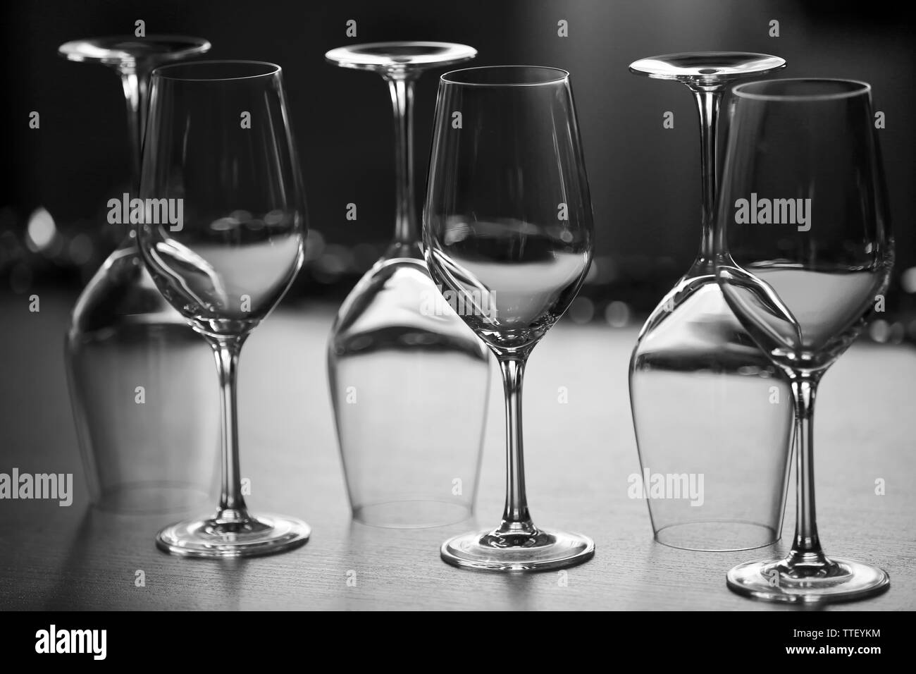 Wineglasses vide sur une table, Close up Banque D'Images