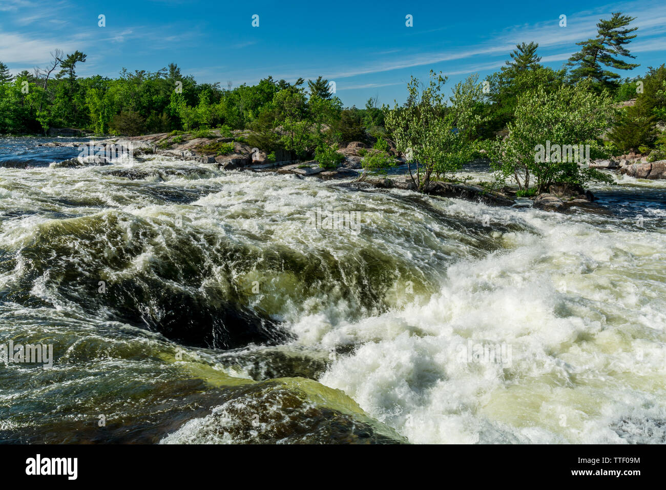 Chutes Burleigh Peterborough Canada avec de beaux rochers roses, rapides de rivière et cascades par une journée ensoleillée d'été Banque D'Images