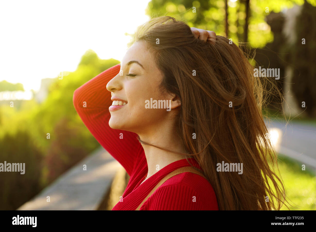 Jeune femme portrait en extérieur avec les yeux fermés Banque D'Images