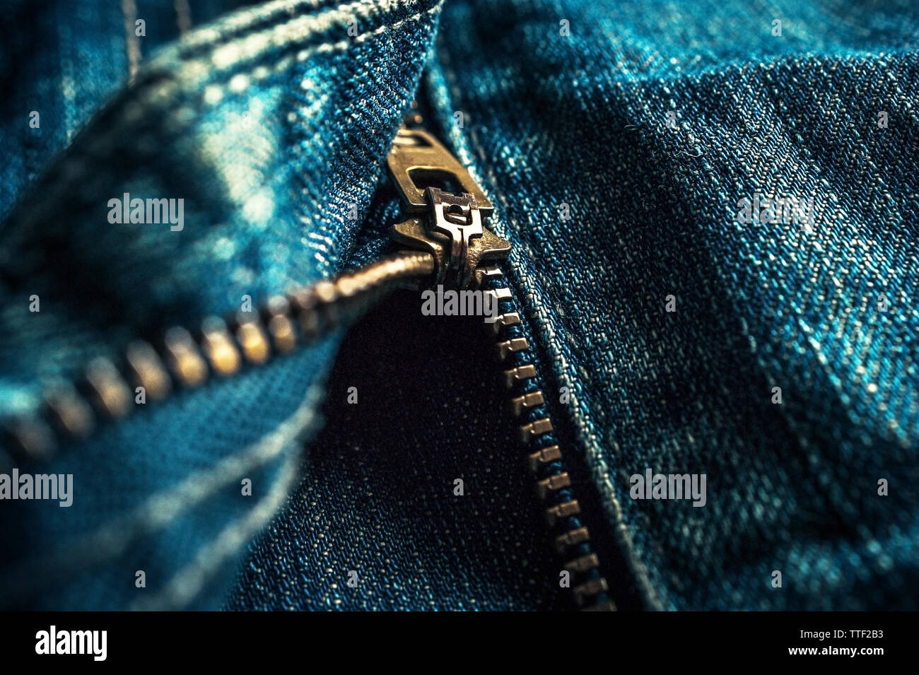 Blue Denim Jeans à glissière en métal Détails. Copier l'espace. Banque D'Images